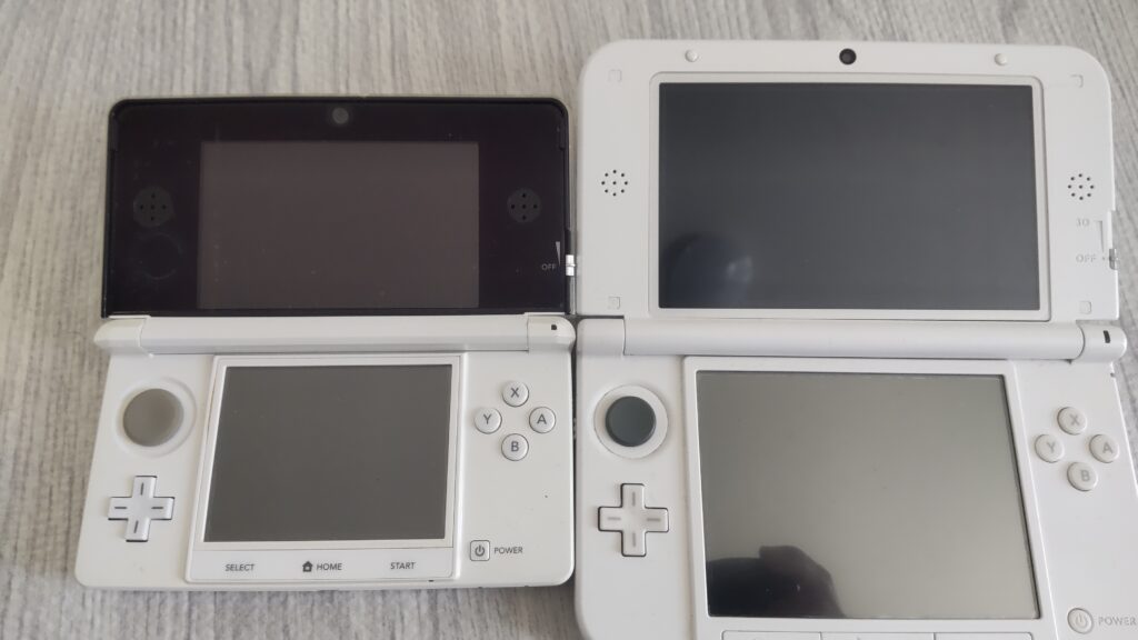 左：初代3DS、右：3DSLL