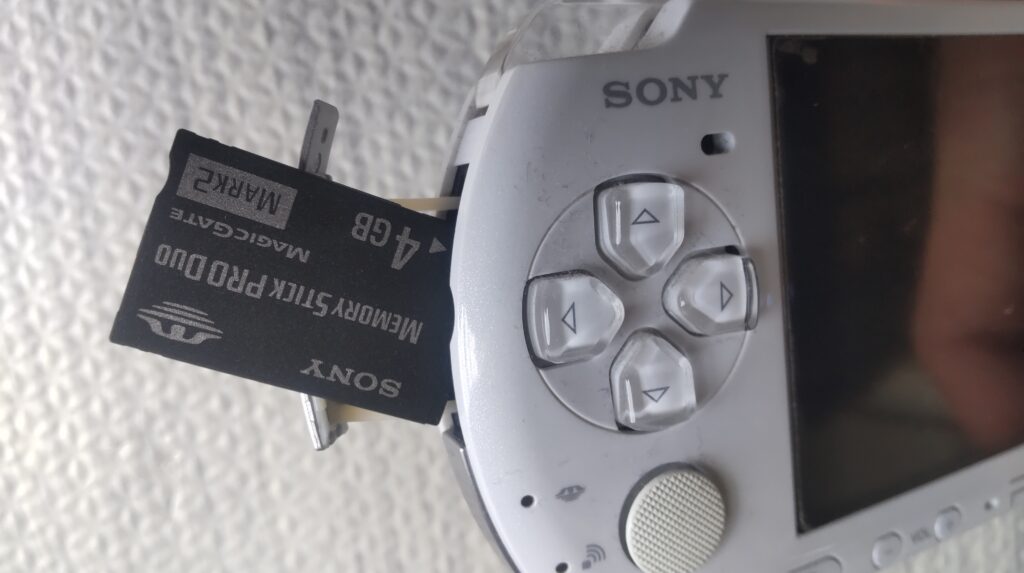 メモリースティックを挿し込む方向