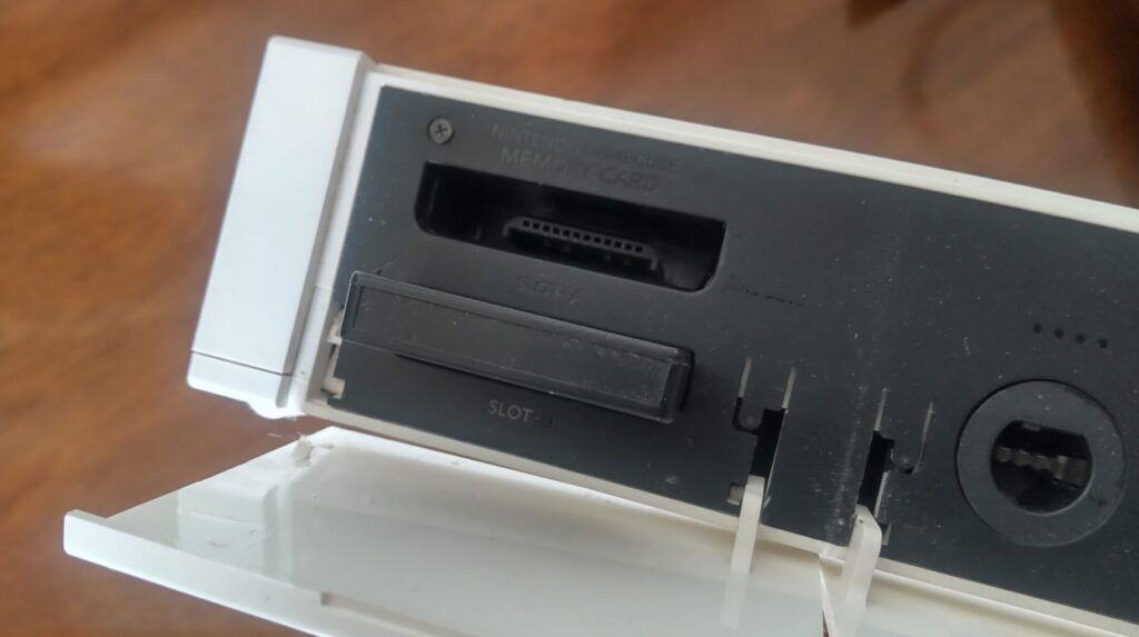 メモリーカードの使い方と差込口