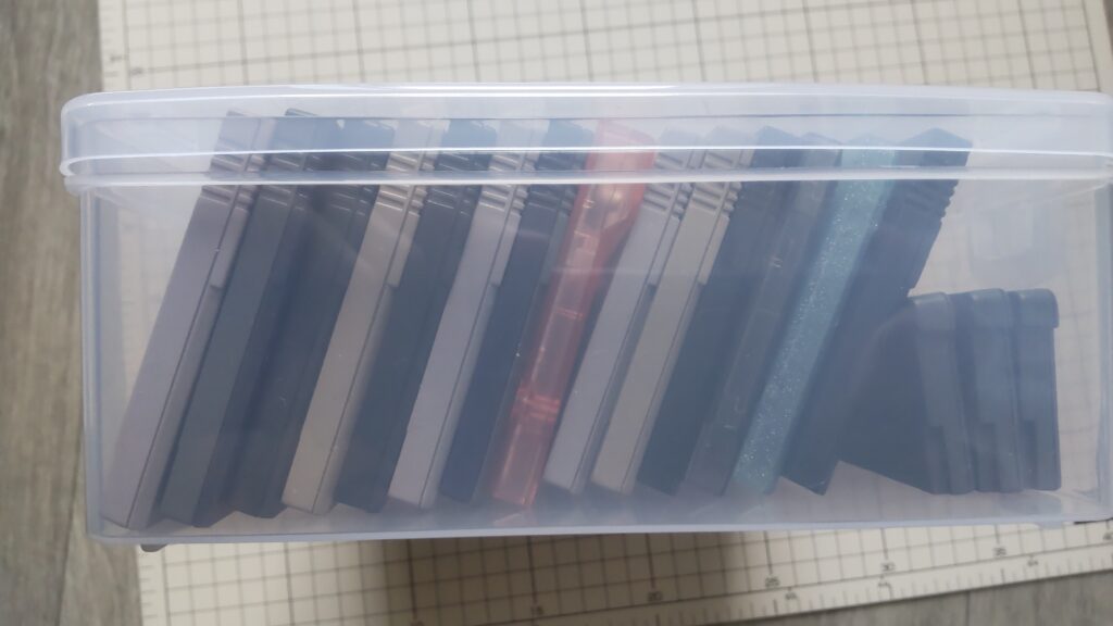 高さがギリギリなので少し斜めにして収納されてるGBソフトの画像