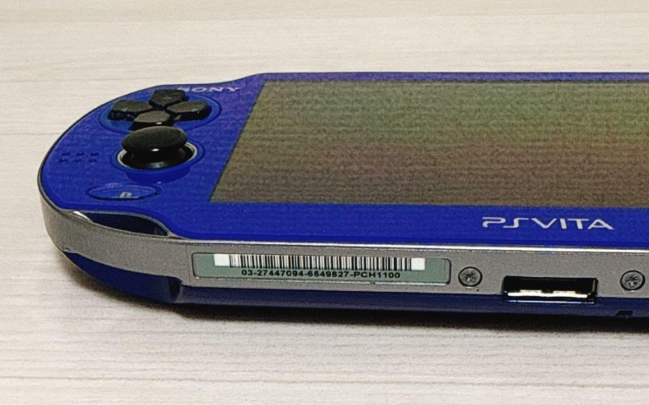 PSvitaの本体下側の側面に刻印されてる型番