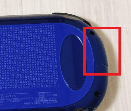 PSvitaの本体左側にあるSIMカードスロット